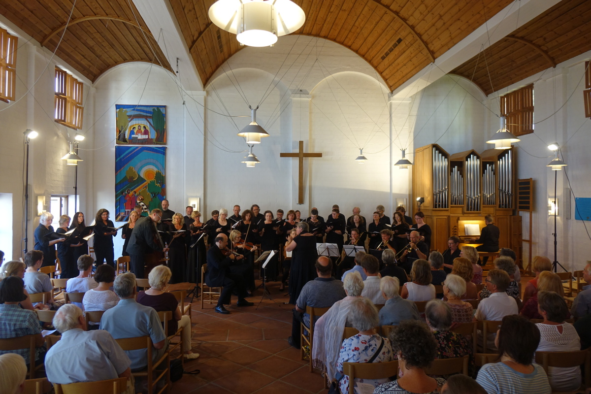 Das Vokalensemble Neuland, Bad Aibling (linke Bildseite) und der Renaissance-Chor Bruckmühl (rechte Bildseite) mit den Instrumentalisten  und der Dirigentin Dr. Ines Gnettner (Bildmitte) beim Doppelkonzert in der evangelischen Emmauskirche in Feldkirchen-Westerham.