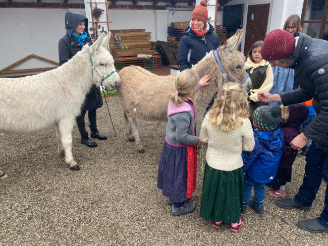 Eselinnen Frieda und Fini besuchen die Emmauskirche