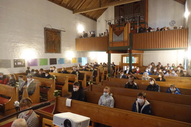 Die Konfirmandinnen und Konfirmanden mit ihren Familien beim Vorabendgottesdienst in der Johanneskirche 