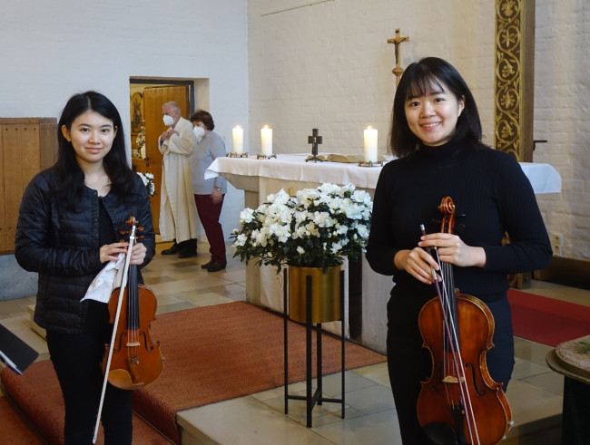 Seika Koike (li., Violine) und Emiko Yuasa (re., Viola) in der Johanneskirche