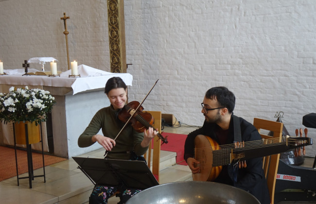 Maximiliane Norwood (li., Violine) und Jacopo Sabina (Theorbe) in der Johanneskirche 