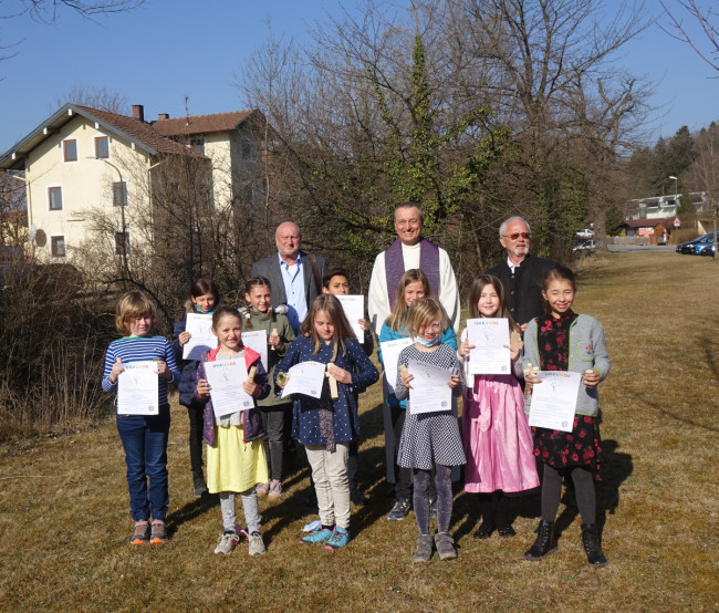 Die Bruckmühler Gruppe der Konfi-Kids mit (v. li.) Conny Kaufmann, Pfr. Andreas Strauß  und Armin Wittig nach dem Gottesdienst vor der Johanneskirche in Bruckmühl