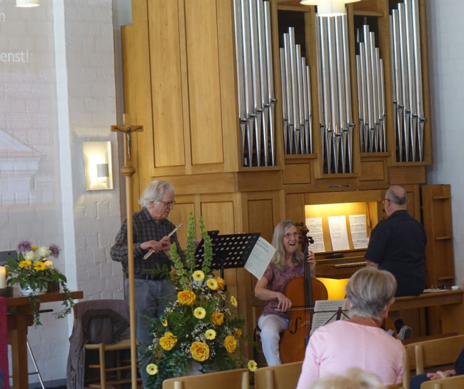 Musikalische Gestaltung: Orgel: Karl Heinz Vater, Kantor der kath. Pfarrkirche Herz Jesu in Bruckmühl, Joseph und Anne Wynants, Violoncello und Flöte