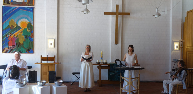 Das Ensemble Laetare in der Emmauskirche in Feldkirchen-Westerham mit (v.li.) Prof. Klaus Fessmann (Klangsteine), Andrea Fessmann (Gesang), Lisa Schöttl (Hackbrett) und Ferenc Kölcze (Violine)