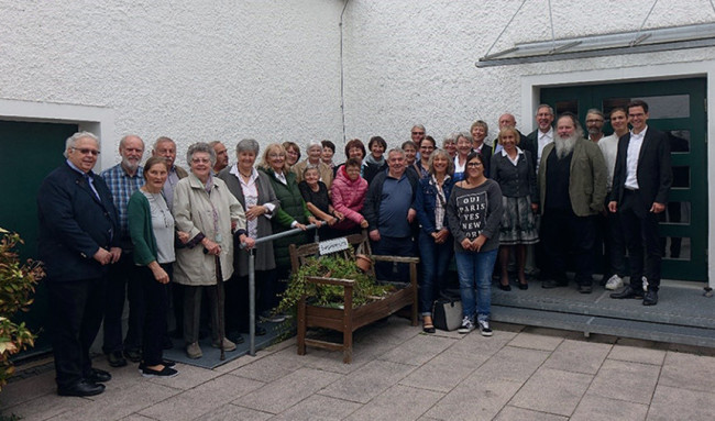 Stehempfang im Innenhof im Anschluss an den Diakoniegottesdienst am 8.10.2023