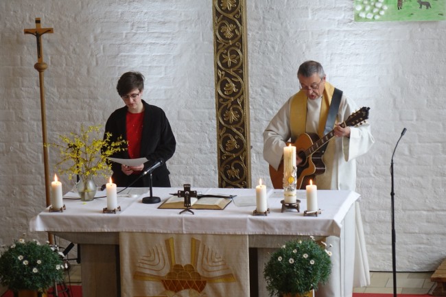 Konfirmandenvorstellung: Pfarrer Andreas Strauß und Hanna Strauß während des Gottesdienstes in der evangelischen Johanneskirche