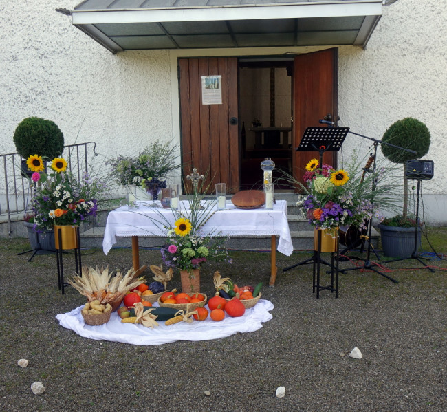 Liebevoll geschmückter Altar im Freien vor der Johanneskirche