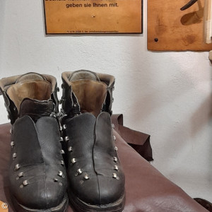 Skistiefel zur Reparatur im Heimat- und Industriemuseum Kolbermoor 2023