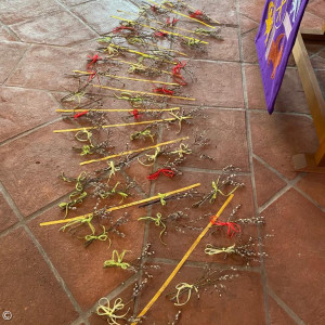 Minikirche an Palmsonntag: Bodenbild vor dem Altar