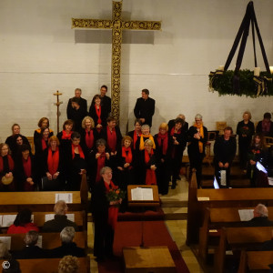 Chor, Flötenensemble und Trio Tonale beim Schlussapplaus mit Leiterin und Dirigentin Ines Gnettner (Bildmitte)