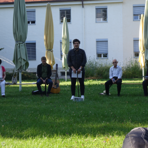 (v.li.) Edeltraud Heinritzi und Markus Brunnhuber (Katholischer Pfarrverband); Herr Cihad Kökten (Türkischer Arbeitnehmerverein) singt eine Sure aus dem Koran; Matthias Fritzsche und Christl Obermüller (Evangelisch-lutherische Kirchengemeinde)