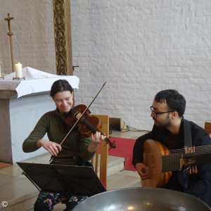 Maximiliane Norwood (li., Violine) und Jacopo Sabina (Theorbe) in der Johanneskirche 