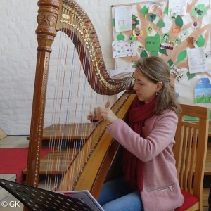 Heidi Grundner an der Harfe in der evangelischen Johanneskirche