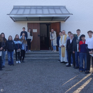 Parade der Konfirmanden 2024 nach dem Vorstellungsgottesdienst vor der Johanneskirche  in Bruckmühl mit Pfr. Fischer (ganz rechts) und Pfr. Strauß (rechte Reihe hinten)